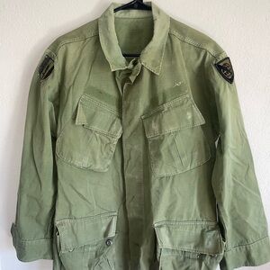 Vintage Vietnam era Men's Olive Green Military Field Jacket slanted pockets 60s